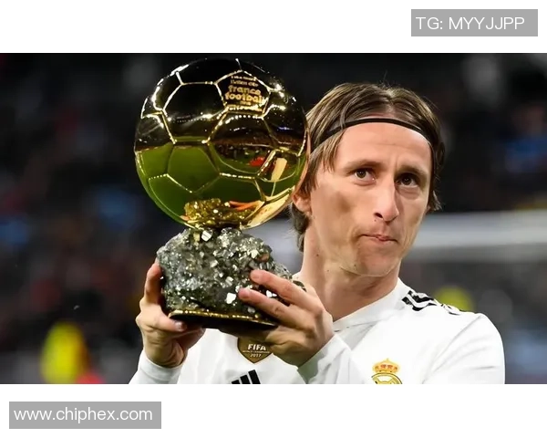 足球巨星亲临赛场为儿子加油助威展现父爱无疆